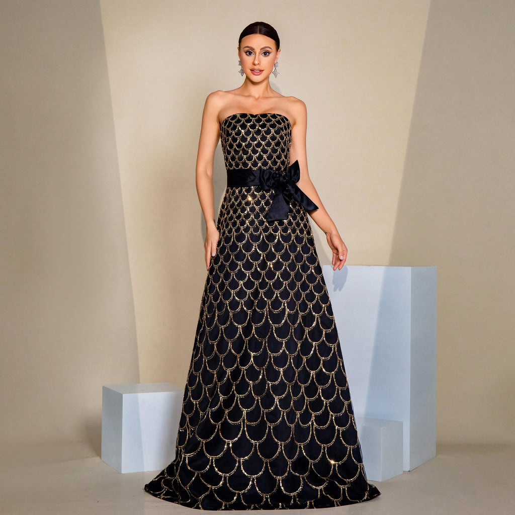 Robe de soirée à sequins, col nu, bustier drapé, taille cintrée et jupe ample.