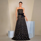 Robe de soirée à sequins, col nu, bustier drapé, taille cintrée et jupe ample.