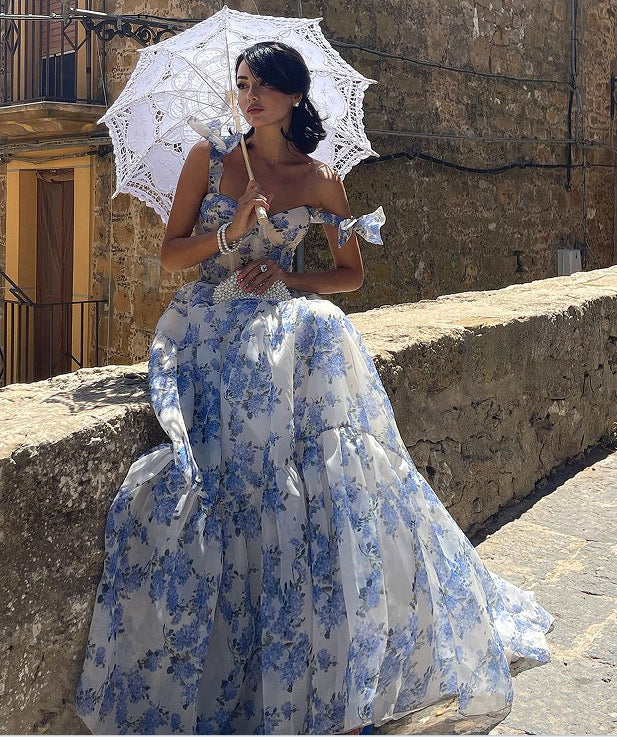 Robe en organza fleurie à épaules dénudées avec jupe longue et laçage.