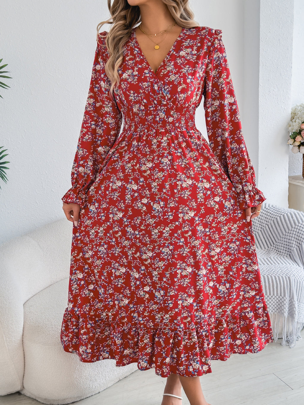 Robe longue élégante à col en V croisé avec motif floral, taille ajustée et ourlet à volants pour femme