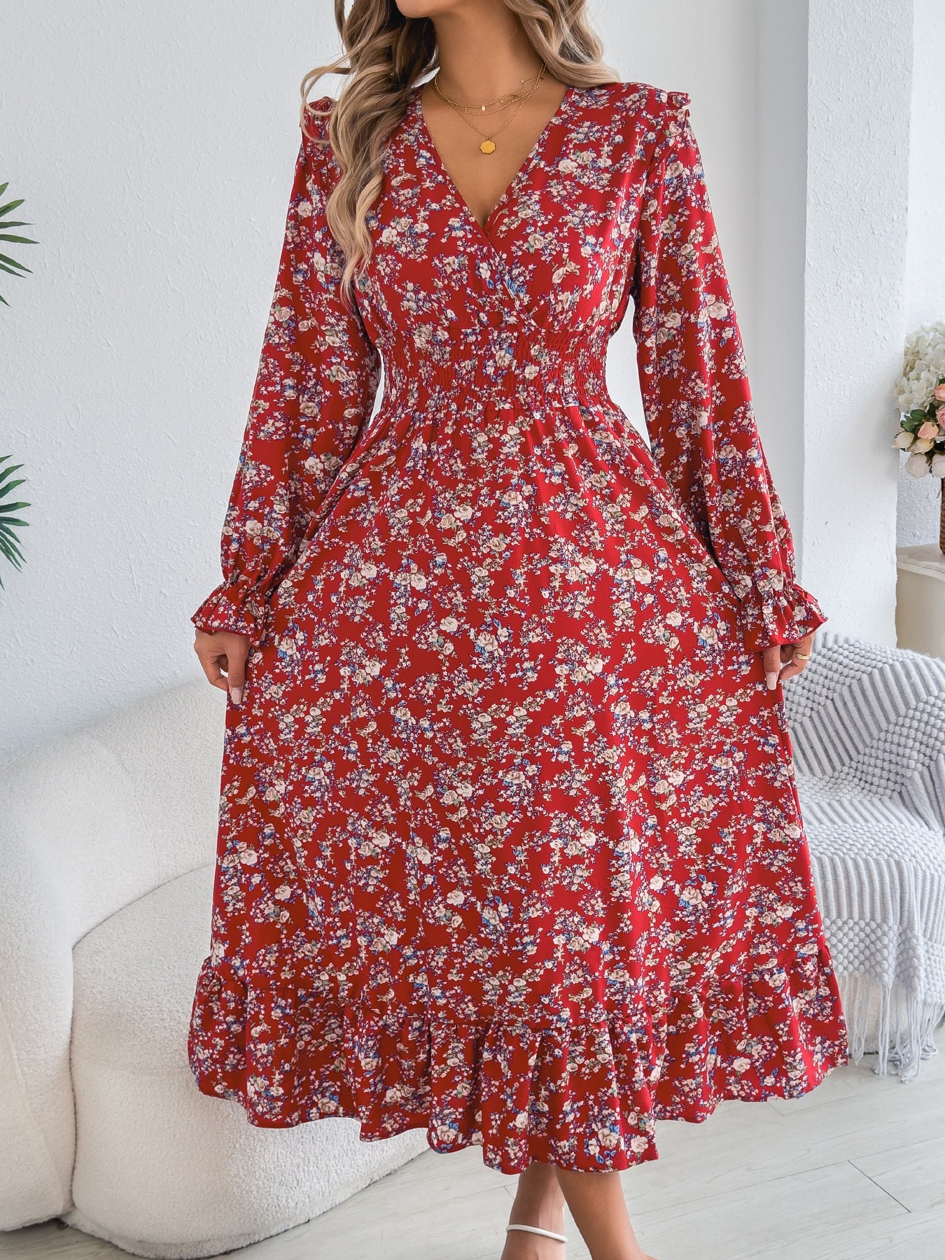 Robe longue élégante à col en V croisé avec motif floral, taille ajustée et ourlet à volants pour femme