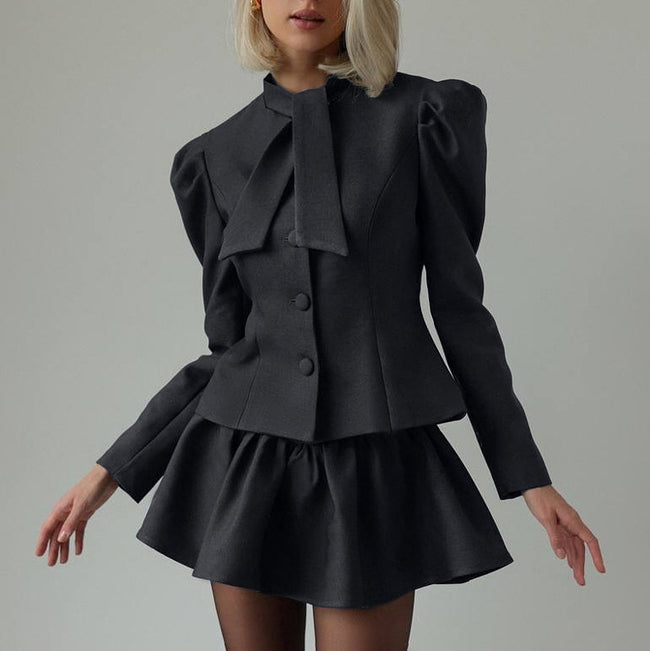 Ensemble deux pièces jupe et haut de costume à manches longues avec nœud papillon Hover Image