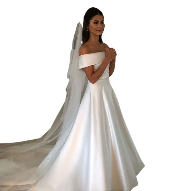 Robe de mariée pour femme, coupe droite, décolleté bateau Main Image