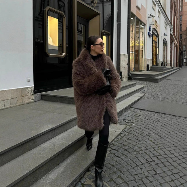 Manteau mi-long en fausse fourrure douce avec col Claudine Main Image