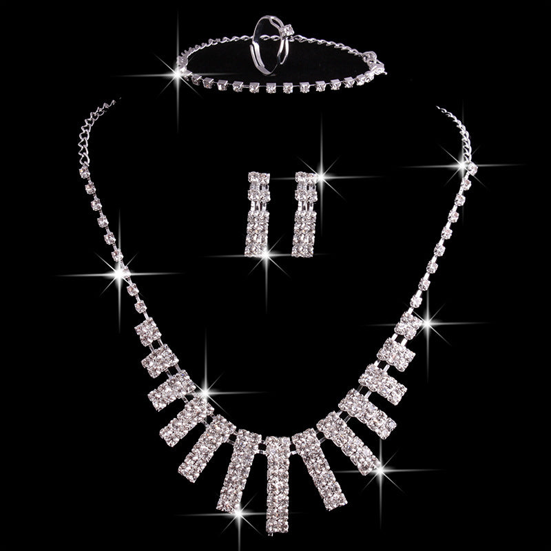 Ensemble de 4 pièces de collier, boucles d'oreilles, bague et bracelet, bijoux de mode pour femmes, avec strass