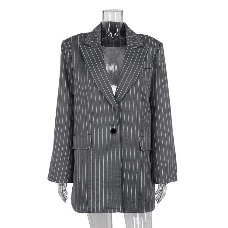 Ensemble de blazer et jupe rayés deux pièces