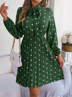 Robe longue plissée à pois et taille nouée à manches longues pour femme