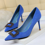 Chaussures à talons aiguilles et strass à bout pointu