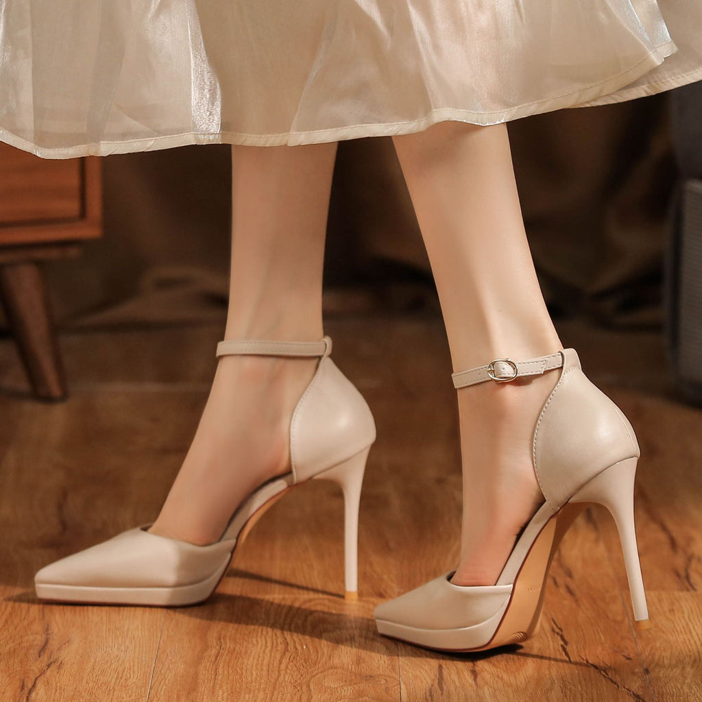 Escarpins en cuir à brides cheville et talons aiguilles