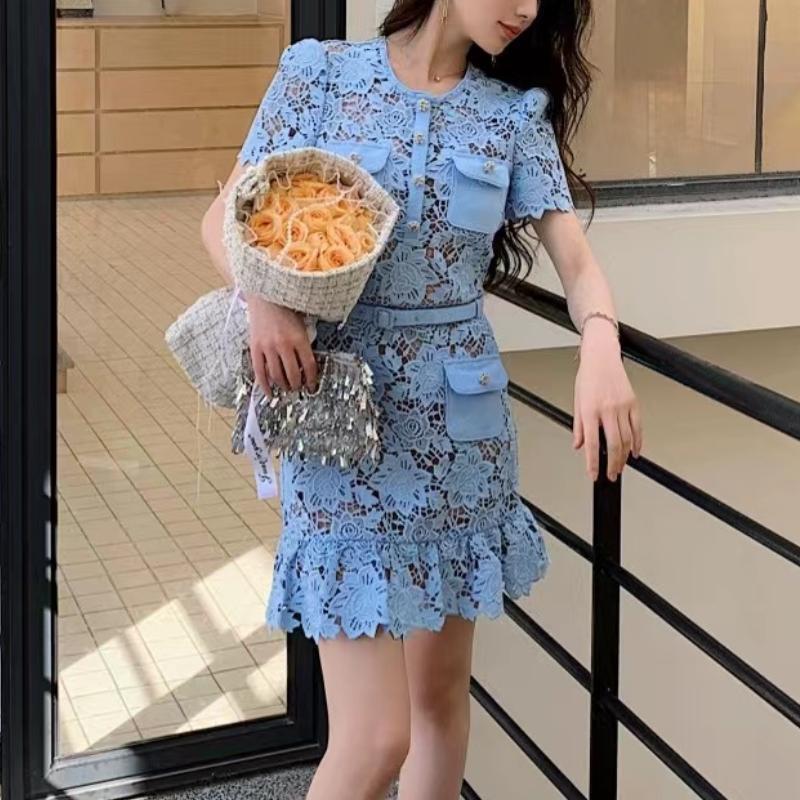 Robe courte en dentelle bleu clair à col rond et manches courtes pour mondaine élégante de la minorité française