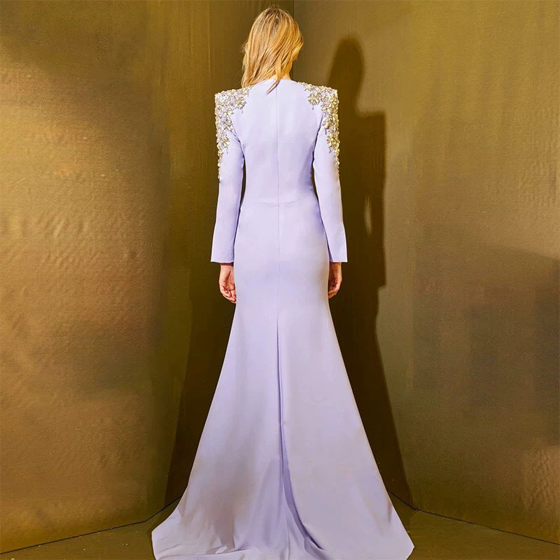 Robe à traîne courte fendue sur le devant, ornée de perles industrielles et de diamants