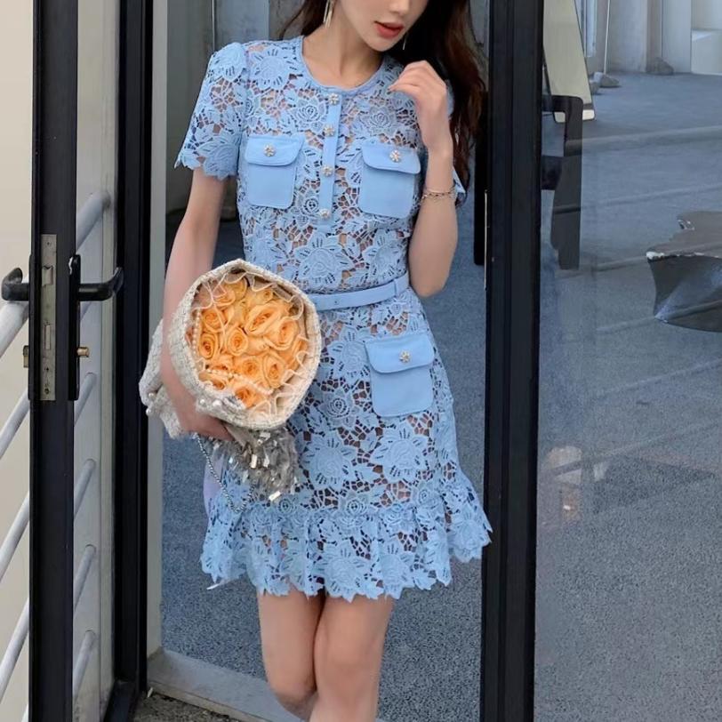 Robe courte en dentelle bleu clair à col rond et manches courtes pour mondaine élégante de la minorité française