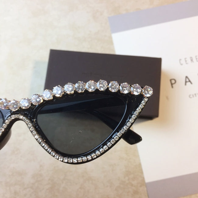 Lunettes de soleil de luxe pour femmes, avec diamants et monture en forme de chat Main Image