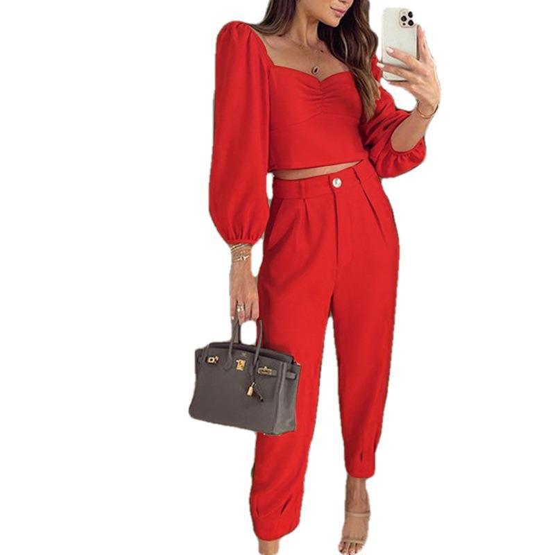 Ensemble deux pièces mode assorti : haut à manches longues et col carré de couleur unie, et pantalon taille haute resserré aux chevilles