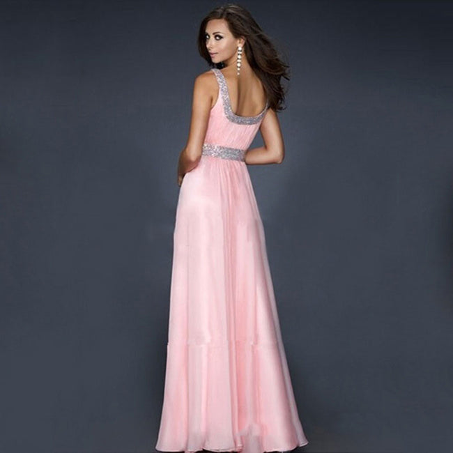 Robe en mousseline de soie à coutures, avec taille fine et grand ourlet. Main Image