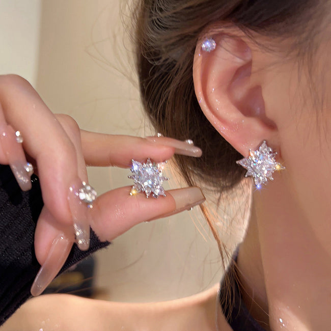Boucles d'oreilles Flocon de neige étincelantes pour femmes Zircon brillant Feu d'artifice Boucles d'oreilles exquises Bijoux de fête de Noël et du Nouvel An Hover Image