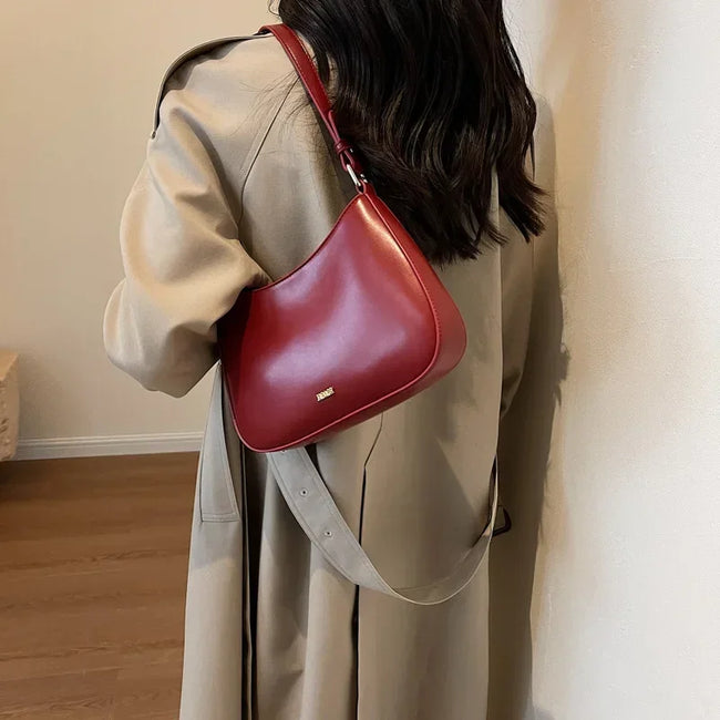 Sacs à bandoulière rouges sous les bras pour femmes, nouveau sac bandoulière en cuir texturé, sacs à main de créateur de luxe pour mariage, sac à bandoulière Main Image