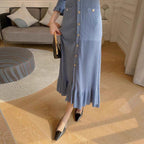 Robe en maille bleu français à col en V, coupe sirène et simple boutonnage pour femme