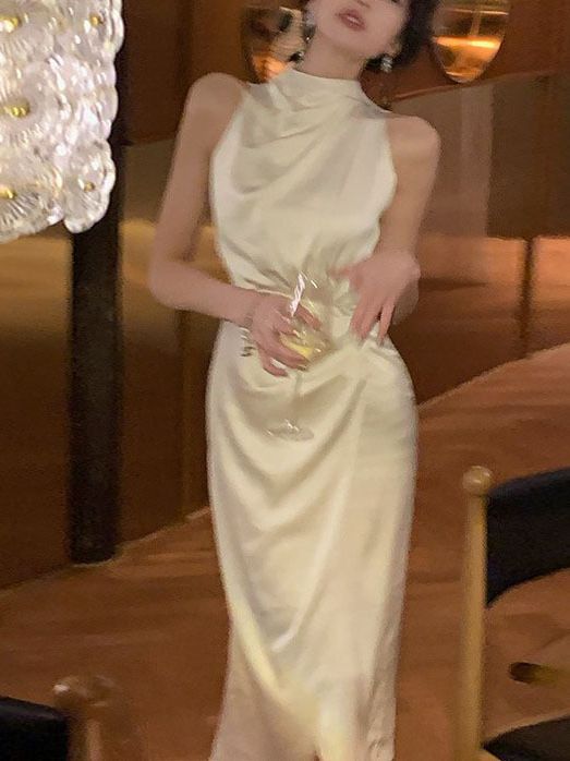 Robe en satin à motif spécifique pour femme