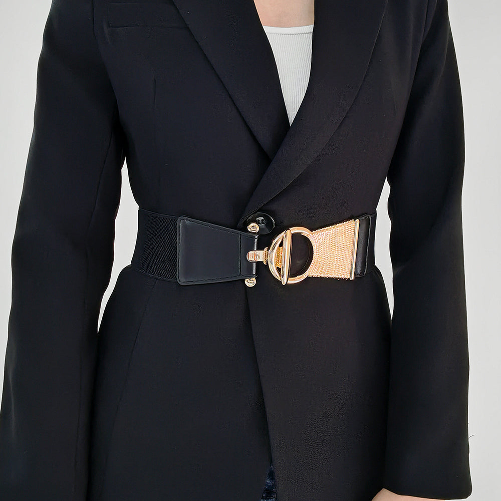 La nouvelle gaine automne-hiver est ornée d'une jupe et d'un manteau à boutons-pression en métal noir