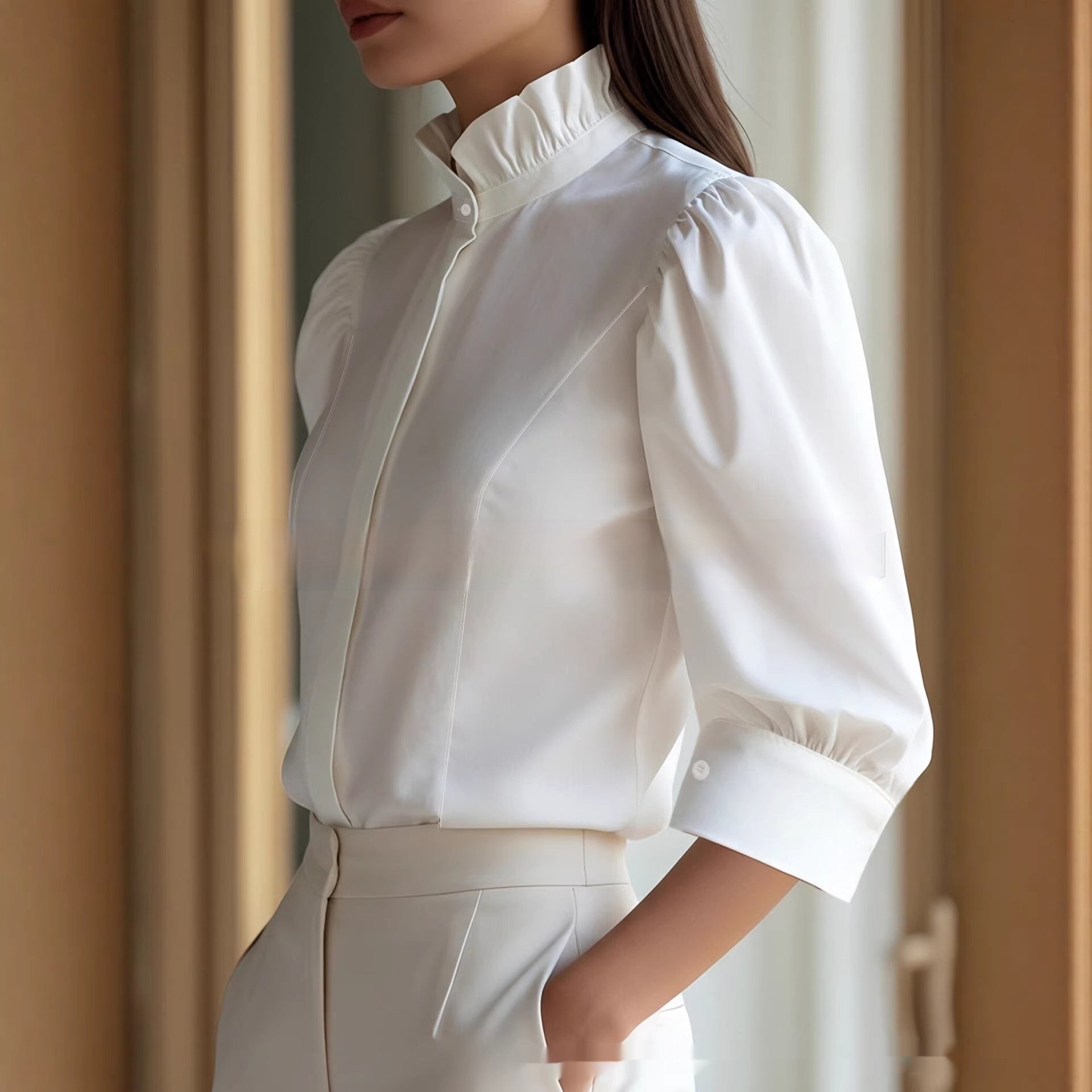 Chemisier à col montant minimaliste, flatteur et polyvalent pour femme