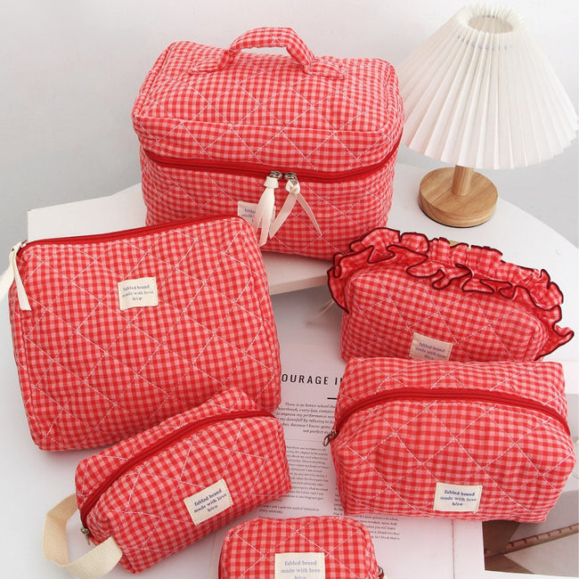 Trousse de maquillage à carreaux rouges portable pour le voyage Hover Image
