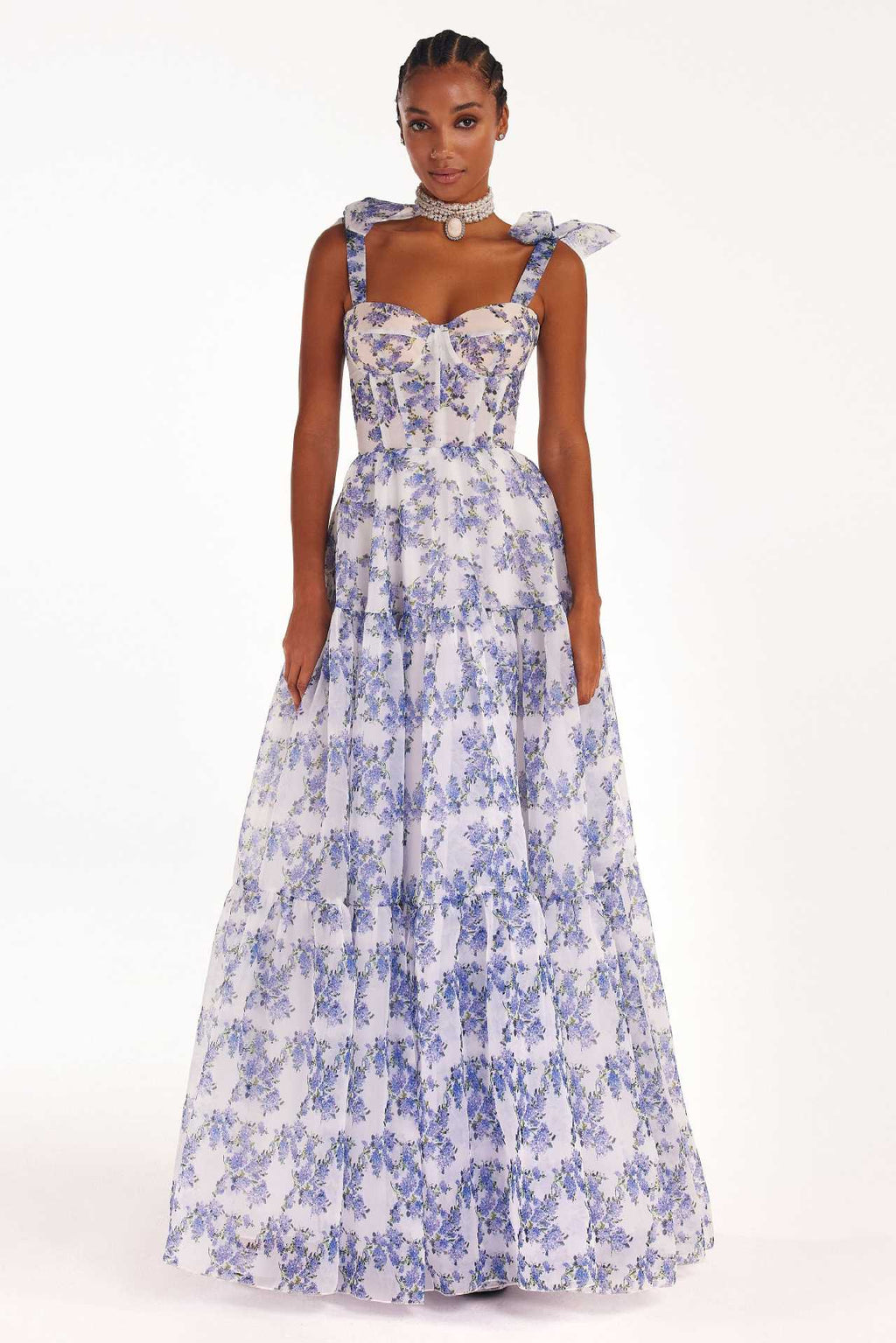 Robe en organza fleurie à épaules dénudées avec jupe longue et laçage.