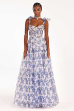 Robe en organza fleurie à épaules dénudées avec jupe longue et laçage.