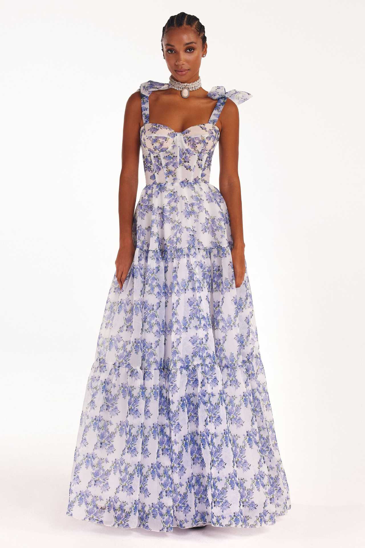 Robe en organza fleurie à épaules dénudées avec jupe longue et laçage.