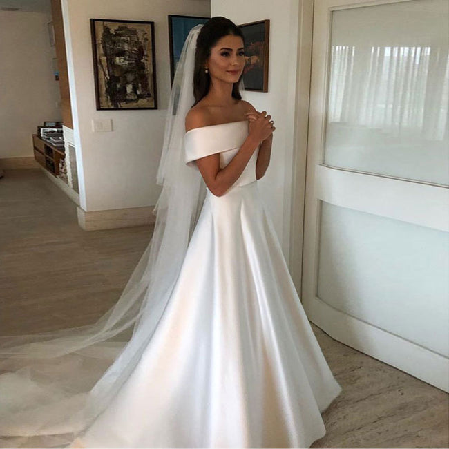 Robe de mariée pour femme, coupe droite, décolleté bateau Hover Image