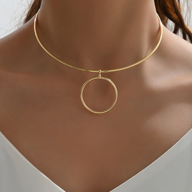 Collier ras de cou pour femme avec grand cercle géométrique en métal Hover Image