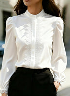 Haut chemise en satin avec patchwork de dentelle et col montant pour femme
