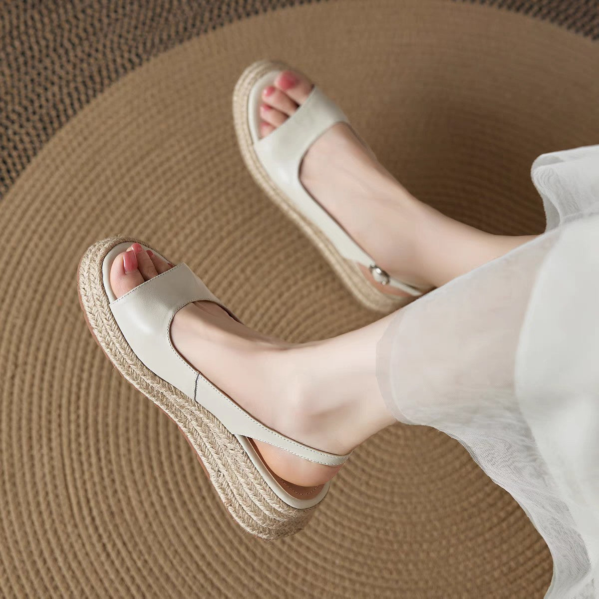 Sandales femme en paille à bout rond et ouvert