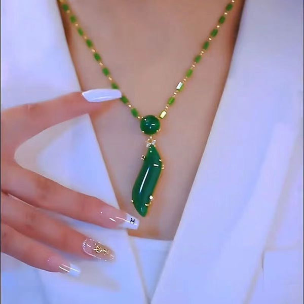 Les colliers sont des bijoux abordables, luxueux et à la mode pour les femmes.