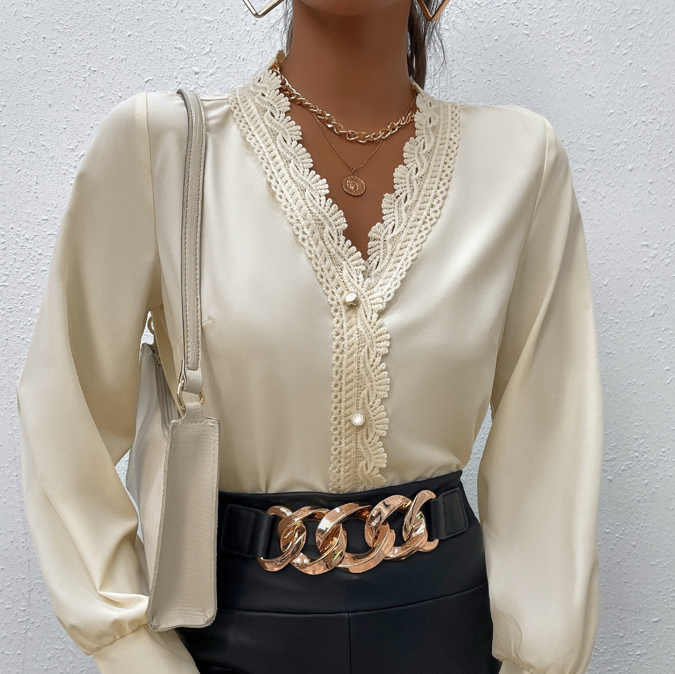 Chemisier femme élégant à col en V, coutures en dentelle cils
