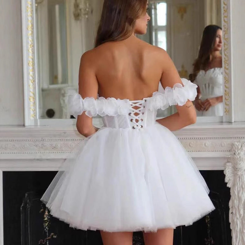 Robe de mariée courte en dentelle à épaules dénudées
