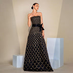 Robe de soirée à sequins, col nu, bustier drapé, taille cintrée et jupe ample.