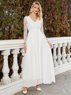 Robe de mariée slim blanche en dentelle avec col en V à la mode
