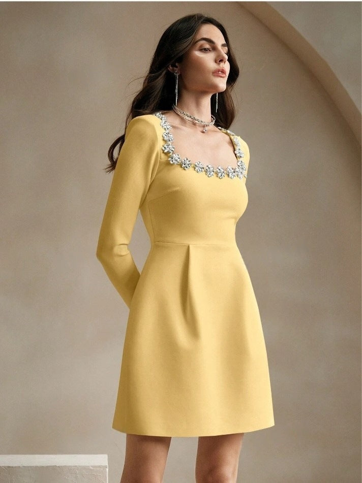 Robe féminine élégante à col en U de style spécial