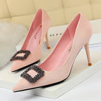 Chaussures à talons aiguilles et strass à bout pointu