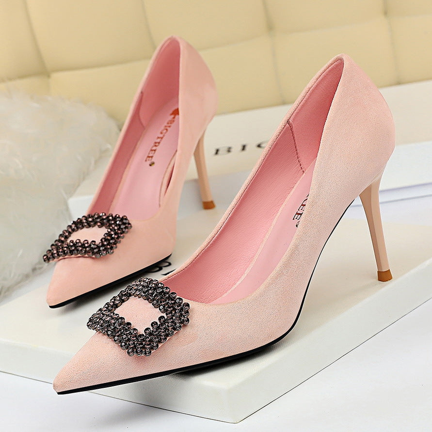 Chaussures à talons aiguilles et strass à bout pointu
