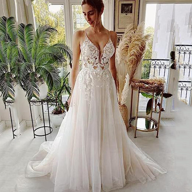 Robe de mariée femme en dentelle à dos nu et bretelles Hover Image