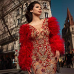 Robe longue en maille rouge ornée de plumes et de strass pour femme à manches longues