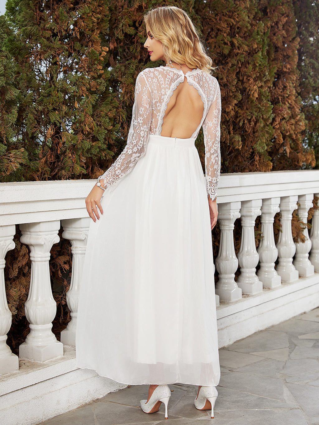 Robe de mariée slim blanche en dentelle avec col en V à la mode