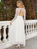 Robe de mariée slim blanche en dentelle avec col en V à la mode