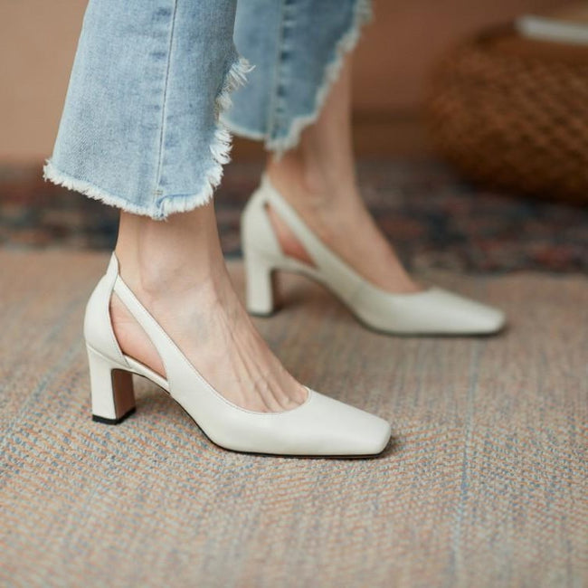 Des femmes blanches avec des talons épais et des talons hauts Hover Image