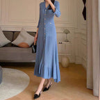 Robe en maille bleu français à col en V, coupe sirène et simple boutonnage pour femme