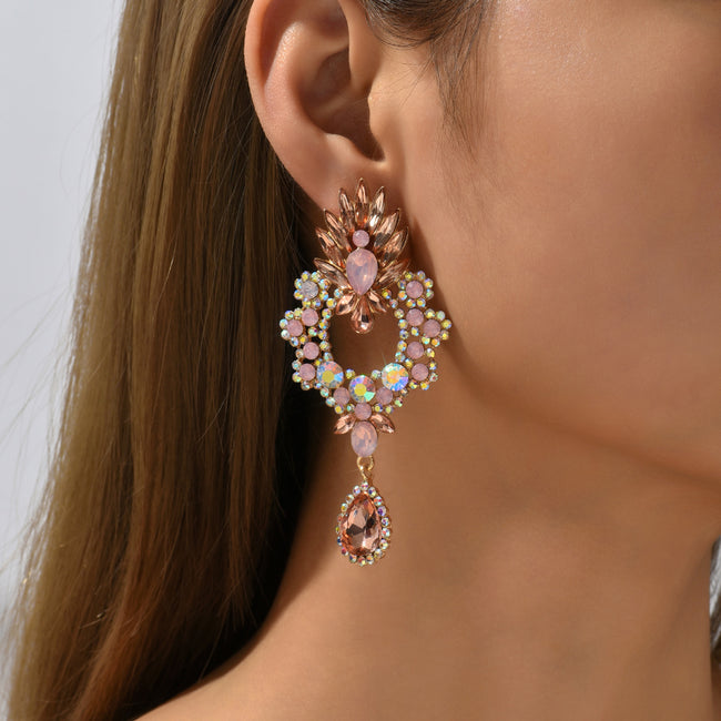 Boucles d'oreilles pendantes de luxe en strass larmées, grandes boucles d'oreilles élégantes tendance, bijoux de déclaration pour femmes, accessoires de fête, de bal et de mariage. Main Image