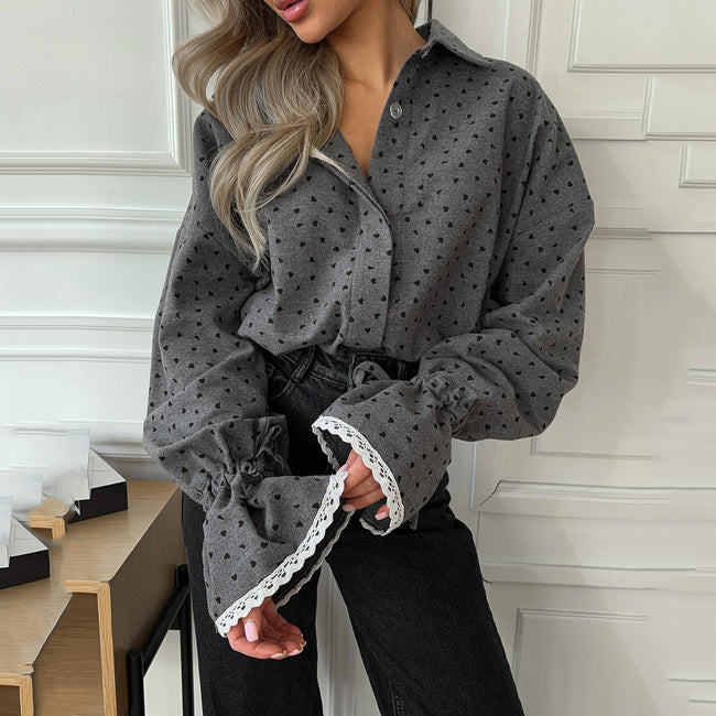 Chemise boutonnée élégante haut de gamme à imprimé cœur pour femme Hover Image