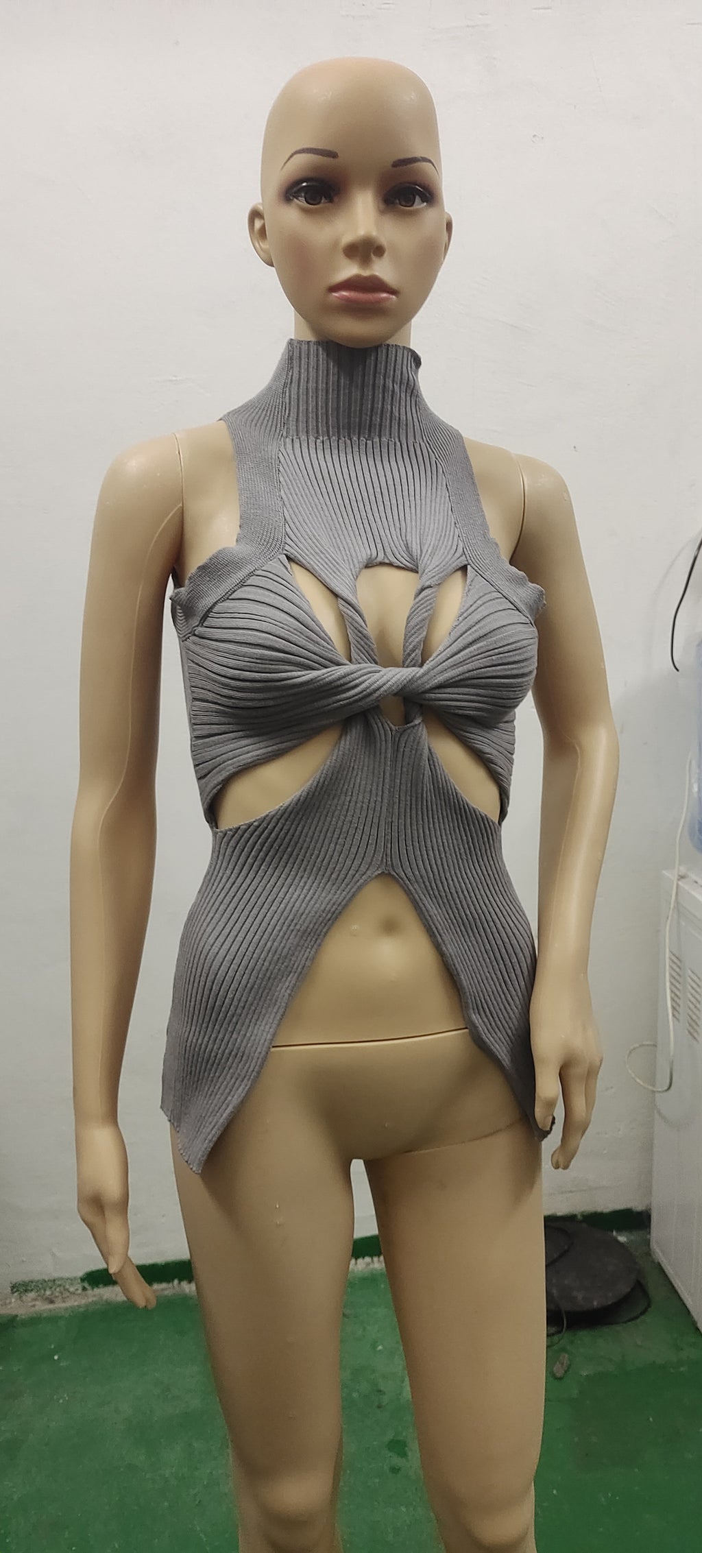 Gilet en laine torsadée sans manches évidé et irrégulier pour femme